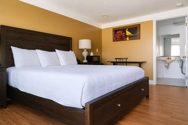 spinnaker-inn-naples-hotel-room-2-executive-1-king-bed-non-smoking-refrigerator-microwave-1