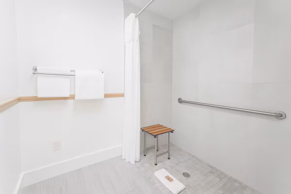 spinnaker-inn-naples-hotel-room-3-standard-1-king-bed-accessible-3
