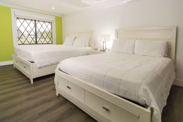 spinnaker-inn-naples-hotel-room-4-family-non-smoking-with-kitchen-2