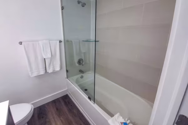spinnaker-inn-naples-hotel-room-4-family-non-smoking-with-kitchen-3
